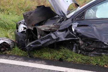 Mercedes und Volvo krachen bei Frontalcrash gegeneinander: Mehrere Verletzte