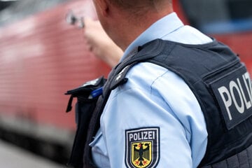 Mehrere Personen im Gleis: Seniorin fast überrollt, Zug reißt Mann Bein ab