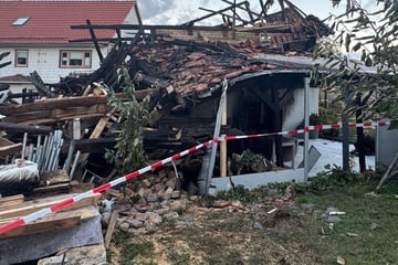 Großbrand im Harz: Feuerwehr kämpft gegen brennende Scheune