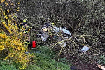 Unfall in NRW: Auto landet in Graben neben Bundesstraße, zwei Verletzte