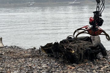 Köln: Fiat-Autowrack mit menschlichen Überresten bei Niedrigwasser im Rhein entdeckt