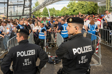 München: Angriff in Fan Zone in München: Schottland-Fans treten und beleidigen junge Frau