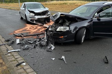 Golf kracht im Gegenverkehr in Passat: Der Grund kommt schnell ans Licht