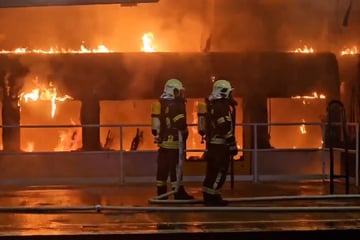 Berlin: Zug abgefackelt: Polizei geht von Brandstiftung aus und sucht Zeugen