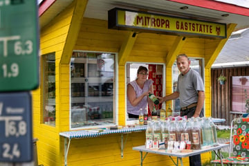 Mit LPG-Kuchen und Limo: DDR-Sammler öffnen ihren Mitropa-Imbiss im Erzgebirge