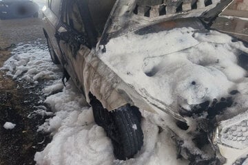 Plötzlich Feuer im Motorraum: Brennender Wagen unter Autobahnbrücke in Sachsen