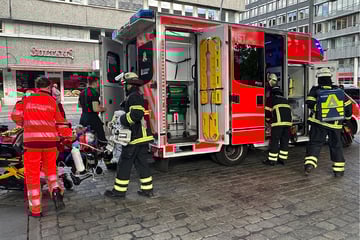 Mann stolpert und stürzt vor einfahrende S-Bahn