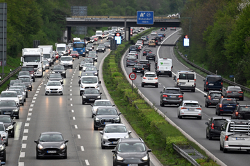 Unfall A57: Schlimmer Crash auf A57 Richtung Köln: Frau (27) in Lebensgefahr!