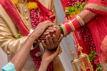 Bräutigam küsst Braut auf Hochzeit, diese alarmiert sofort die Polizei