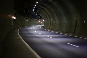 Tunnel auf A71 gesperrt: Fast 300 Einsatzkräfte vor Ort - was ist da passiert?