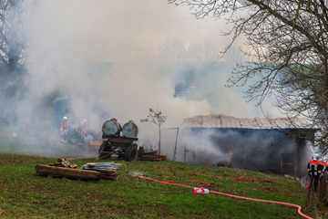 Rauchwolke kilometerweit zu sehen: Carport und Kuhstall abgebrannt