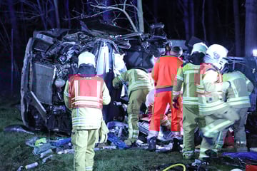Unfall auf A4 bei Dresden: Mercedes überschlägt sich - Feuerwehr rettet zwei Personen und Hund aus Wrack