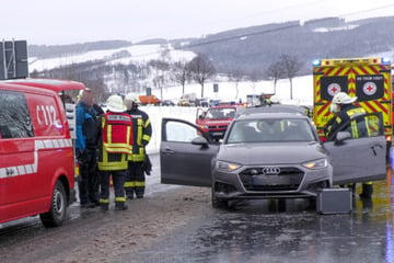 Missglücktes Überholmanöver im Erzgebirge: Audi-Fahrer im Krankenhaus