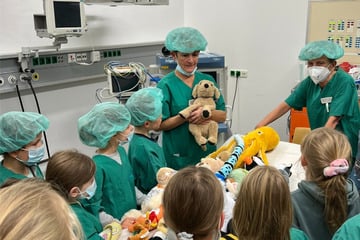 Mit Kuscheltier im OP: Kinderuni im Helios Klinikum