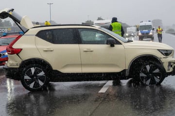 Unfall A4: Taxi kracht auf A4 gegen Leitplanke: Doch Starkregen war nicht die Ursache