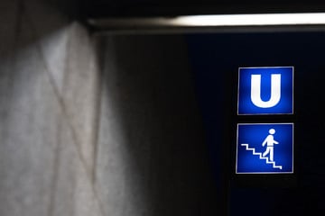 Unfall am Böhmerwaldplatz: Mann taumelt und stürzt ins Gleis