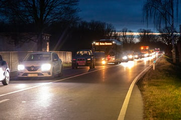 Straßensperrung und Stau: Unfall im Erzgebirge