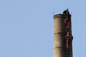 Leipzig: Mann klettert auf 70 Meter hohen Schornstein: Feuerwehr mit Höhenrettung im Einsatz