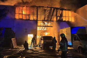 Berlin: Berliner Lagerhalle brennt lichterloh, Feuerwehr muss Inferno verhindern