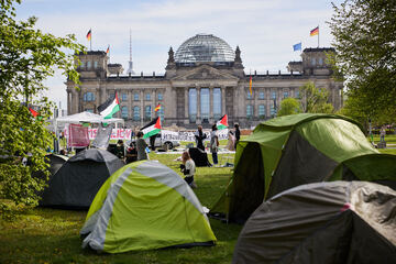 Berlin: Pro-Palästina-Proteste: Camp-Teilnehmer attackieren Polizisten