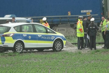 Mehrere Personen springen von Zug: Menschen teils schwer verletzt, Großaufgebot vor Ort im Einsatz