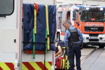 In Tram-Schienen stecken geblieben: Radfahrerin stürzt und verletzt sich schwer