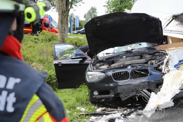 Unfall im Norden: Wohnwagen löst sich und kracht in Gegenverkehr