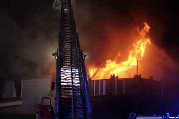Feuer greift von Auto auf Gebäude über: Dreiseitenhof in Grimma steht in Flammen
