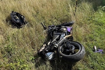 Motorrad kommt von der Straße ab: Sozia schwer verletzt