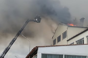 Katastrophenfall wegen Brand in Firma ausgerufen: Polizei warnt Bevölkerung