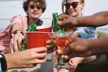 Geburtstagsparty eskaliert: 19-Jähriger will Alkohol klauen und greift Gäste an