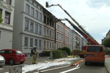 Nach Feuer in Mehrfamilienhaus: Frau wegen Tod von zwei Menschen festgenommen