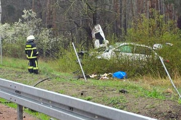 Unfall A9: Mercedes überschlägt sich auf A9: Autobahn nach Unfall gesperrt