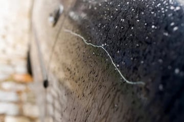 Auf Klinik-Parkplatz im Erzgebirge: 43 Autos zerkratzt, 100.000 Euro Schaden