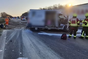 Unfall A4: Unfall auf A4 bei Chemnitz: Transporter kracht gegen Leitplanke