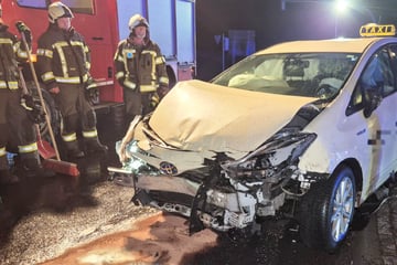 Taxifahrer missachtet Vorfahrt: Zwei Verletzte nach Crash bei Michendorf