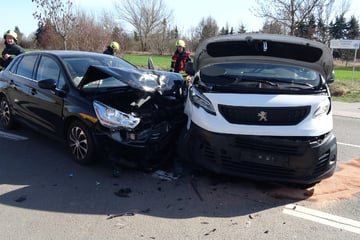 Kreuzung gesperrt: Fahrzeuge kollidieren in Leipzig heftig