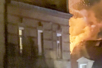 Dachstuhl gerät in Brand, Bewohner müssen in Bus ausharren