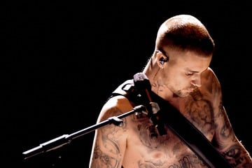 Justin Bieber lashes out and throws bottle at paparazzi during date night with Hailey