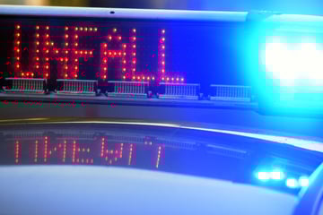 Rettungswagen und Fahrzeug kollidieren, fünf Menschen bei Unfall verletzt