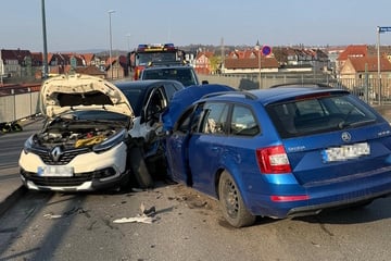 Drogen im Spiel? Schwerer Crash zwischen Skoda und Renault