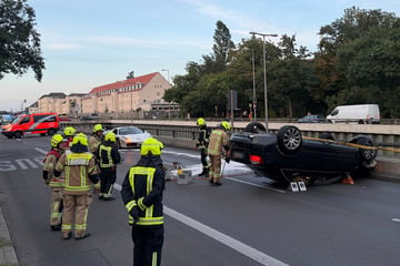 Auto überschlägt sich bei Crash: Insassen haben Glück im Unglück