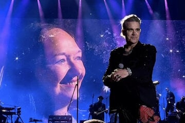 Robbie Williams küsst Frau in der ersten Reihe in Hamburg: Sie ist keine Unbekannte!