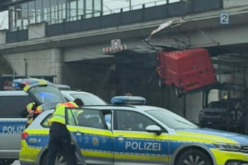 Kurioser Crash in Dresden: Transporter baumelt an Unterführung
