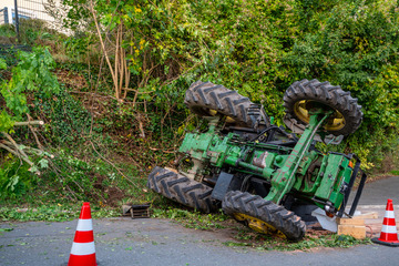 Tödlicher Traktor-Unfall: Geschwister stürzten Abhang hinunter und werden eingeklemmt