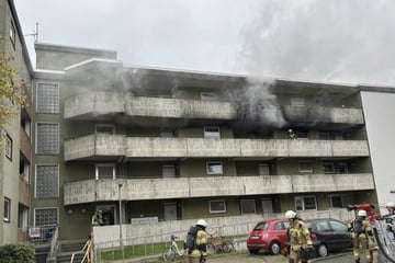 Wohnung in Vollbrand: Bis zu 16 Menschen erleiden Verletzungen