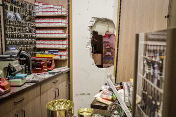 Tür aufgehebelt, mehrere Wände durchbrochen: Spektakulärer Einbruch in Juweliergeschäft!