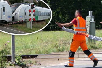 Traktor-Fahrer (19) reißt Bahnschranke ab, weil er nicht warten will - jetzt wird der Übergang per Hand geschlossen!