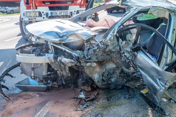 Mercedes und Opel krachen frontal zusammen: Zwei Schwerverletzte