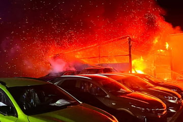 Feuer auf Gelände von Autohaus gelegt: Verdächtiger in Untersuchungshaft